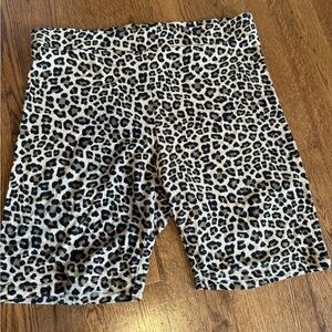 LEOPARD PRINT BIKER SHORTS.